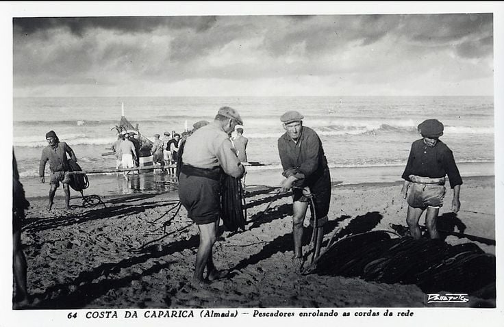 Postal Costa da Caparica - Pescadores enrolando as cordas da rede Colecção Passaporte "Loty" n 64 Postal Costa da Caparica - Pescadores enrolando as cordas da rede
Colecção Passaporte "Loty" n 64
Publicado por Vânia Freixo Boavida a 3 de Julho de 2023 no grupo de FB